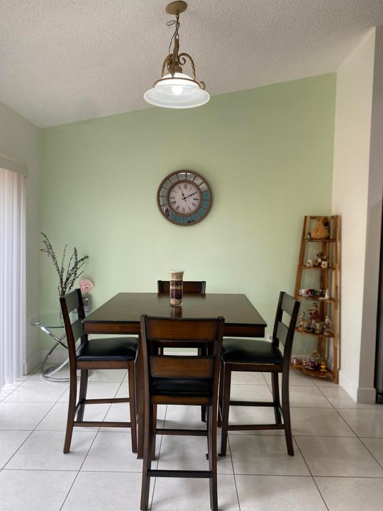 For Sale: $285,000 (2 beds, 2 baths, 1169 Square Feet)