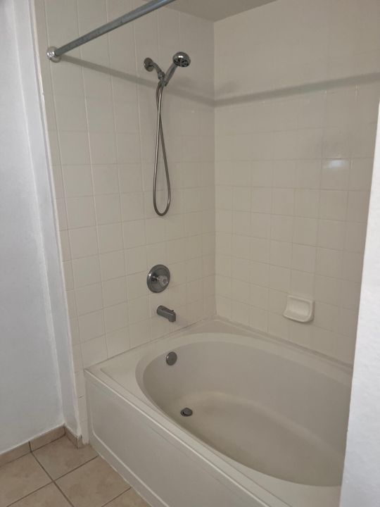 For Sale: $349,000 (2 beds, 1 baths, 987 Square Feet)
