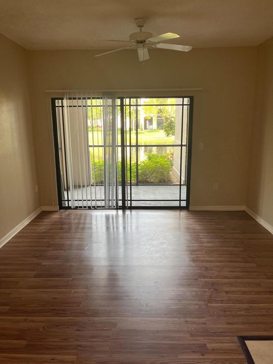 For Sale: $349,000 (2 beds, 1 baths, 987 Square Feet)