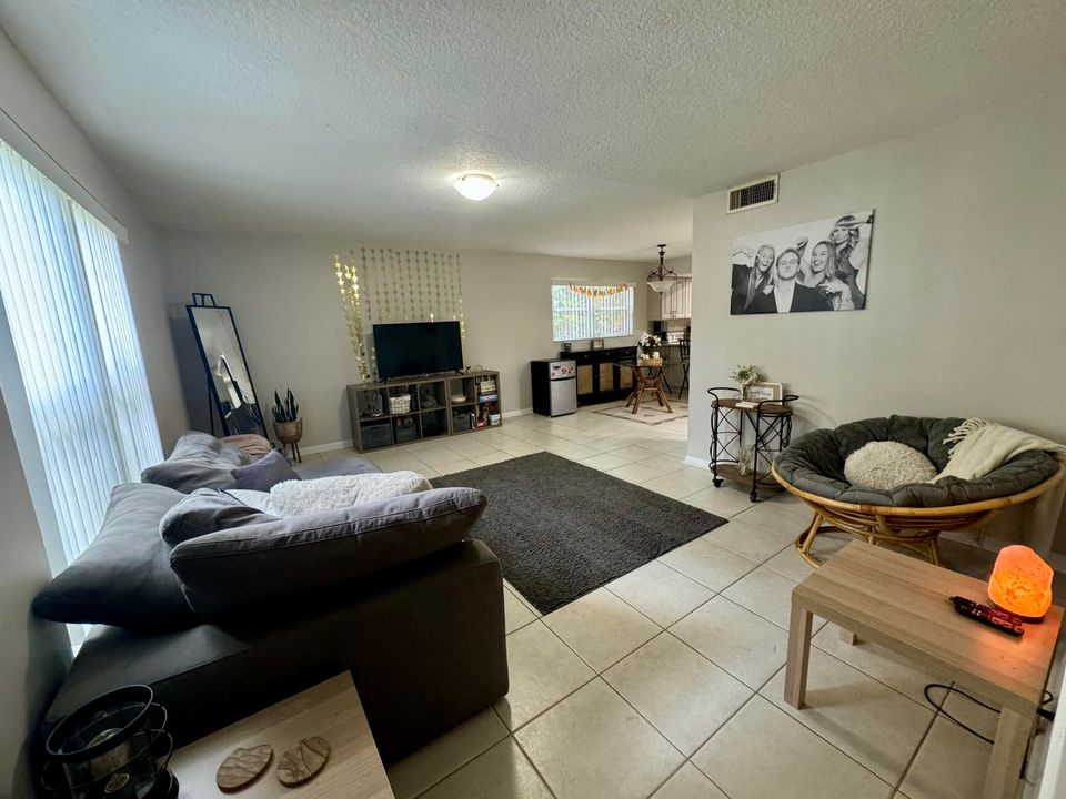 For Sale: $365,000 (3 beds, 3 baths, 1428 Square Feet)