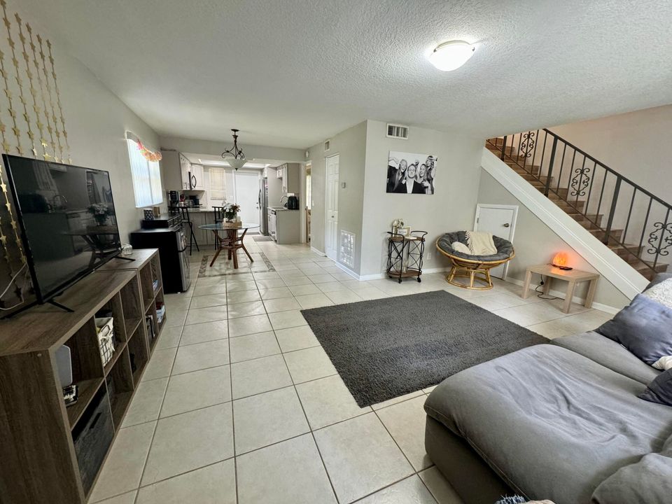 For Sale: $365,000 (3 beds, 3 baths, 1428 Square Feet)