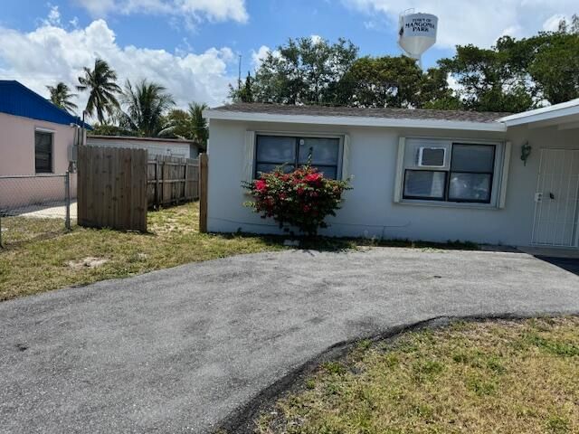 For Sale: $379,000 (3 beds, 2 baths, 936 Square Feet)