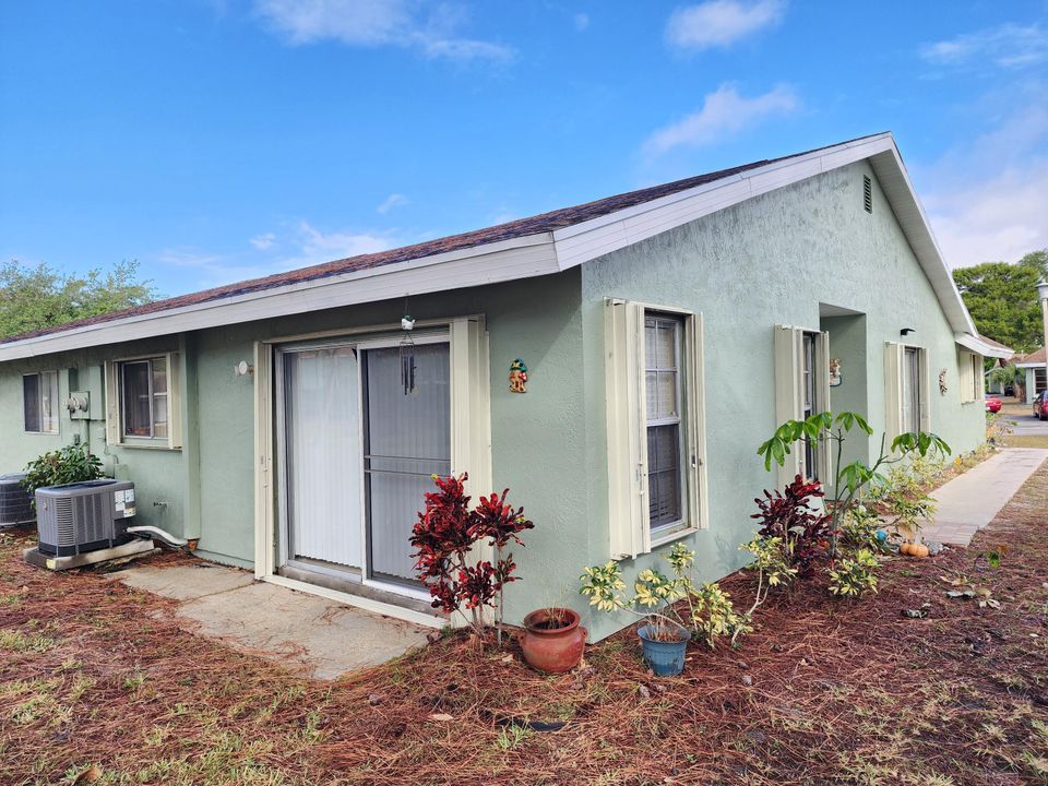 For Sale: $263,000 (2 beds, 2 baths, 1041 Square Feet)