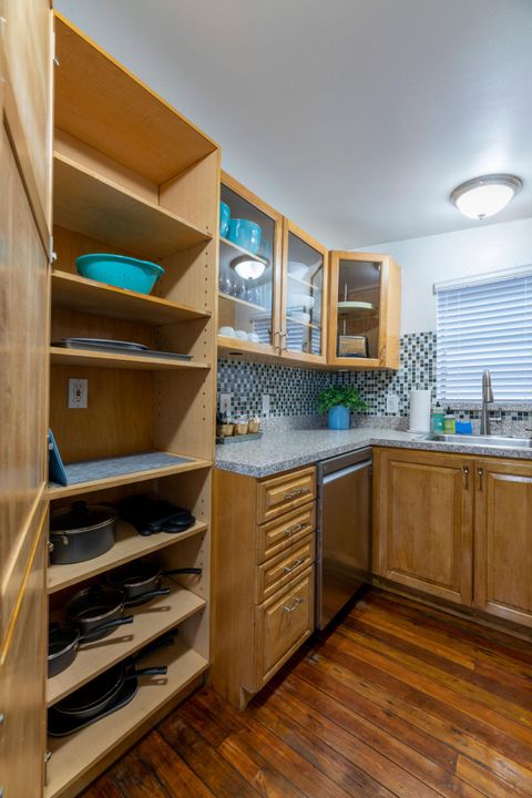 Active With Contract: $2,500 (1 beds, 1 baths, 680 Square Feet)