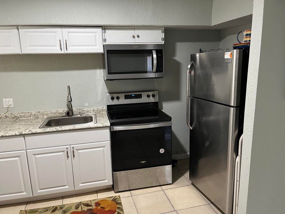 Active With Contract: $1,650 (2 beds, 1 baths, 612 Square Feet)