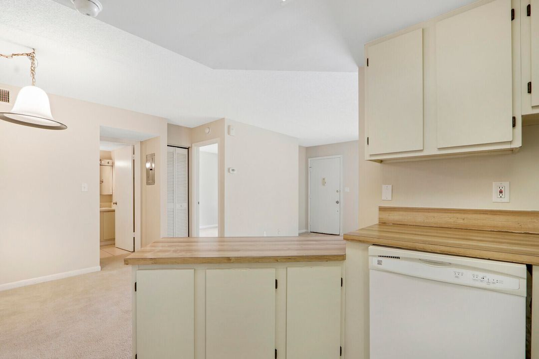 For Sale: $299,900 (2 beds, 2 baths, 1025 Square Feet)