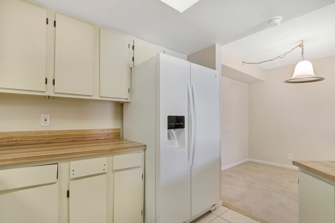 For Sale: $299,900 (2 beds, 2 baths, 1025 Square Feet)