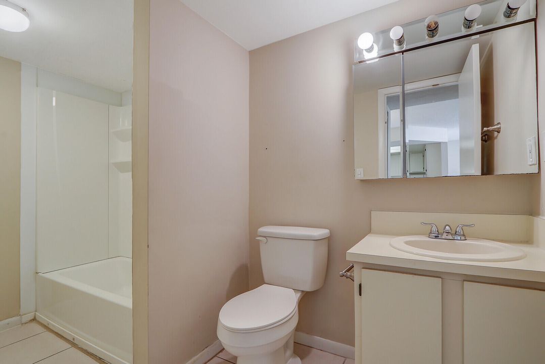 For Sale: $299,900 (2 beds, 2 baths, 1025 Square Feet)