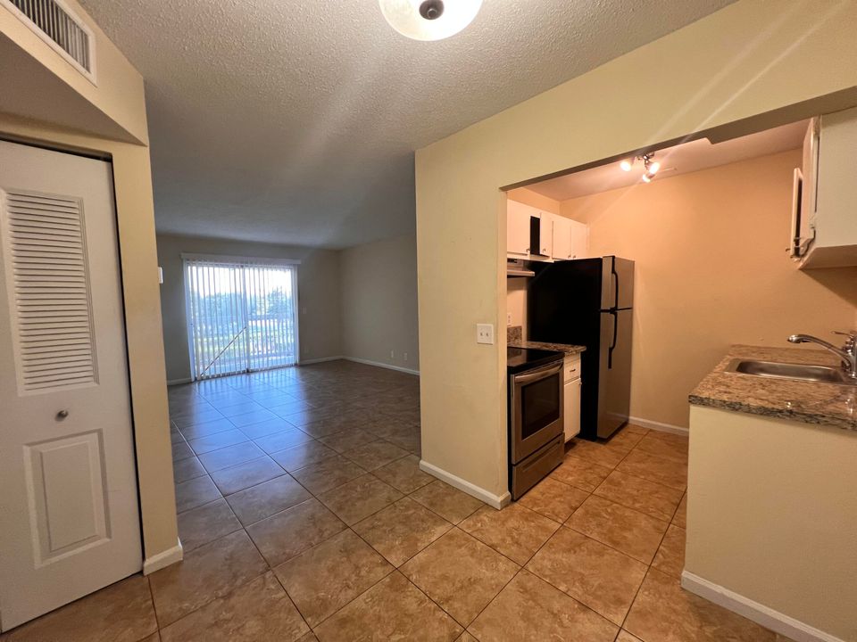 Active With Contract: $1,600 (1 beds, 1 baths, 800 Square Feet)