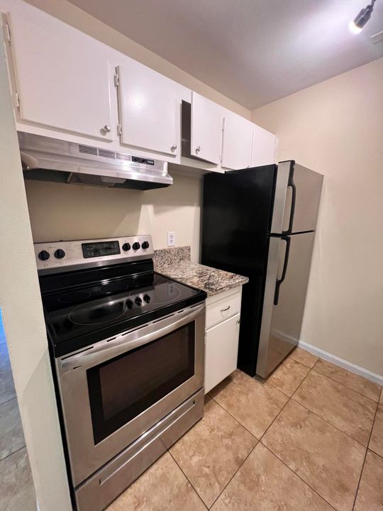 Active With Contract: $1,600 (1 beds, 1 baths, 800 Square Feet)