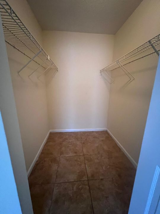 Active With Contract: $1,600 (1 beds, 1 baths, 800 Square Feet)