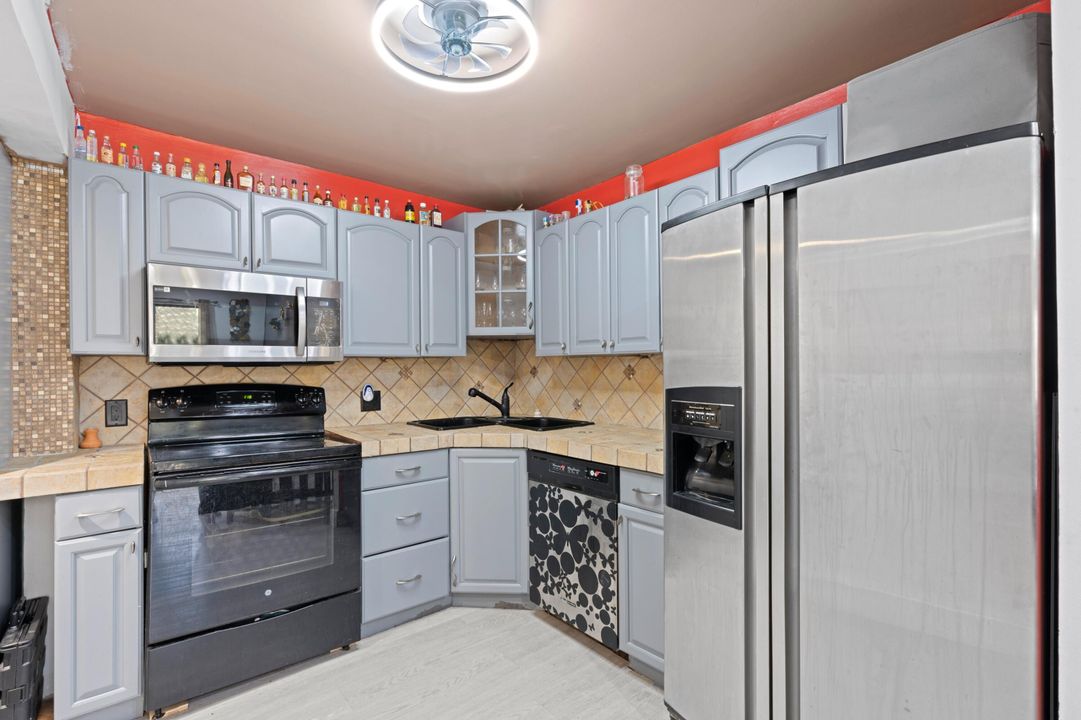 For Sale: $135,000 (1 beds, 2 baths, 870 Square Feet)
