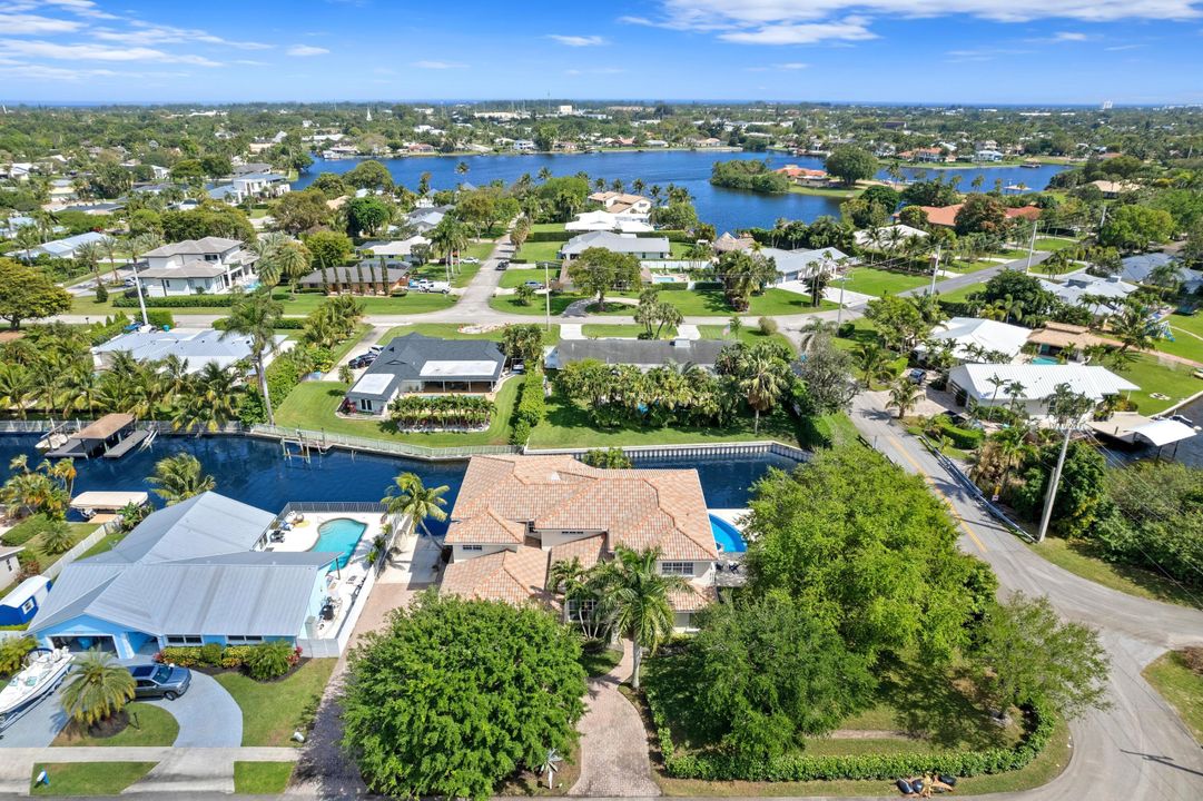 Active With Contract: $2,000,000 (5 beds, 4 baths, 4466 Square Feet)