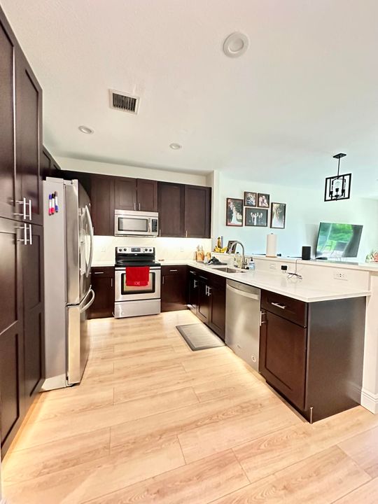 Active With Contract: $3,000 (2 beds, 2 baths, 1600 Square Feet)