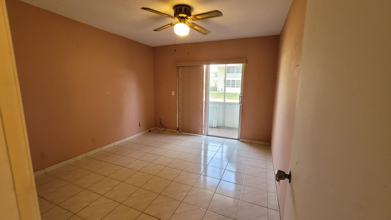 Active With Contract: $100,000 (2 beds, 1 baths, 819 Square Feet)