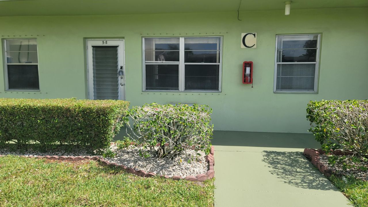 Active With Contract: $100,000 (2 beds, 1 baths, 819 Square Feet)