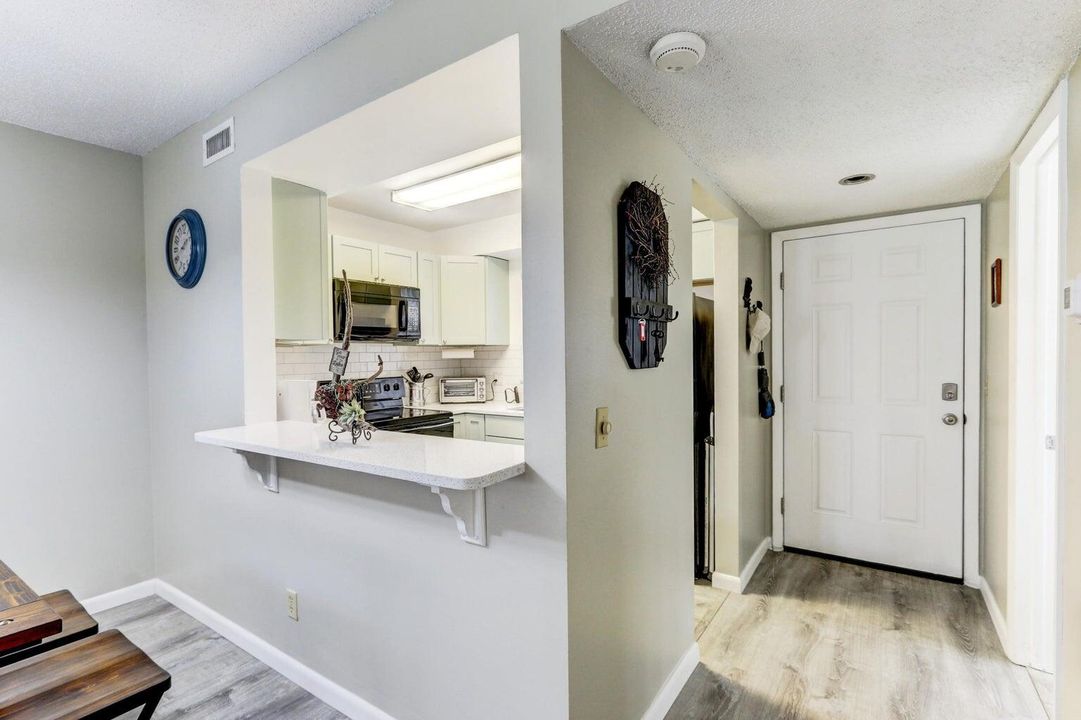 Active With Contract: $142,500 (1 beds, 1 baths, 660 Square Feet)