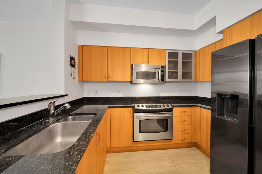 For Sale: $300,000 (1 beds, 1 baths, 839 Square Feet)