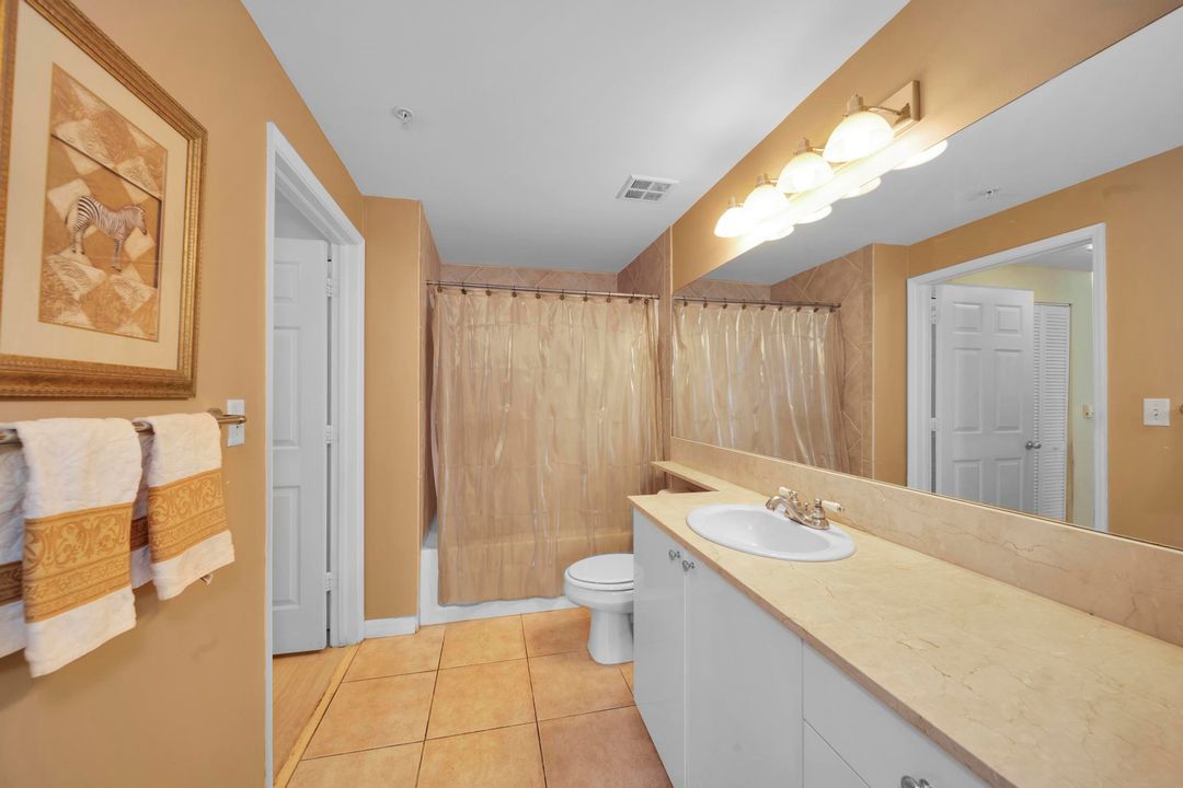 For Sale: $300,000 (1 beds, 1 baths, 839 Square Feet)