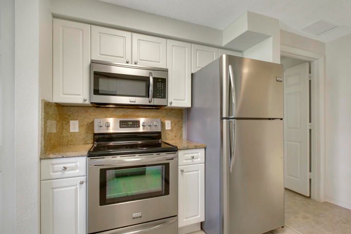 Active With Contract: $2,200 (1 beds, 1 baths, 878 Square Feet)