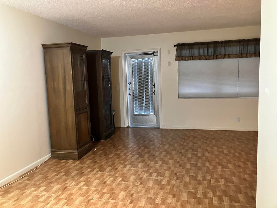For Sale: $119,000 (1 beds, 1 baths, 646 Square Feet)
