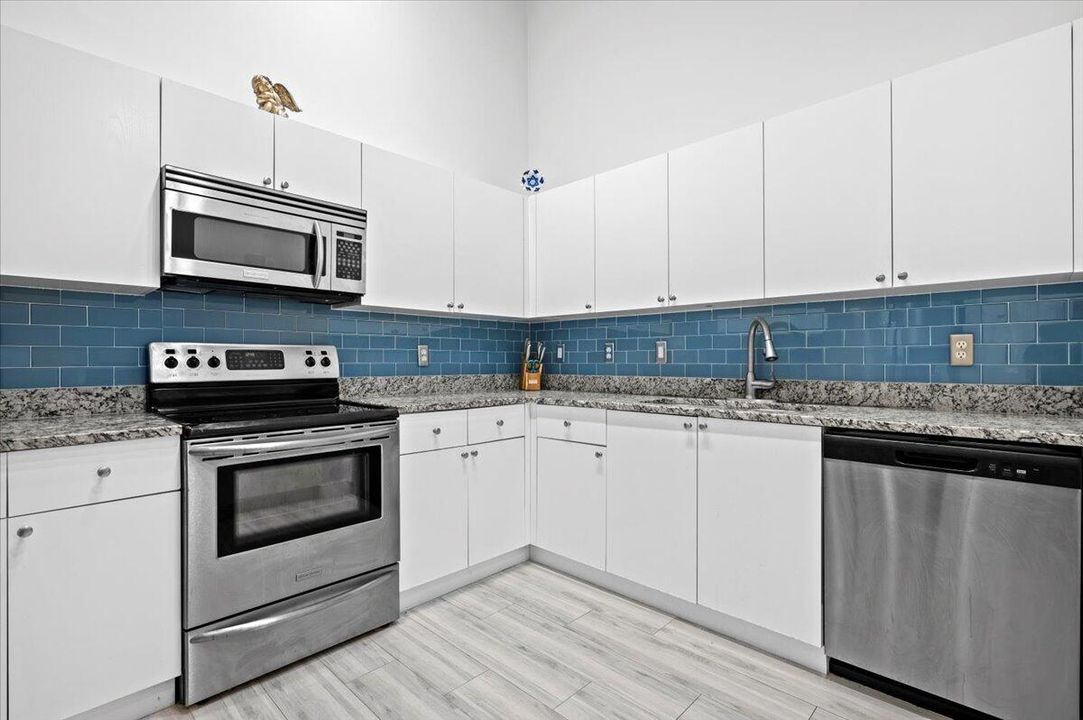 For Sale: $389,000 (2 beds, 2 baths, 1206 Square Feet)