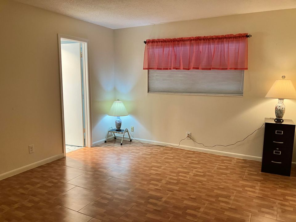 For Sale: $119,000 (1 beds, 1 baths, 646 Square Feet)