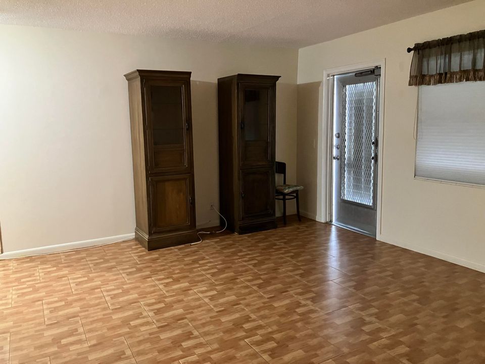 For Sale: $119,000 (1 beds, 1 baths, 646 Square Feet)