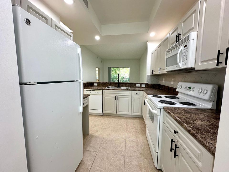 Recently Rented: $2,450 (2 beds, 2 baths, 1100 Square Feet)