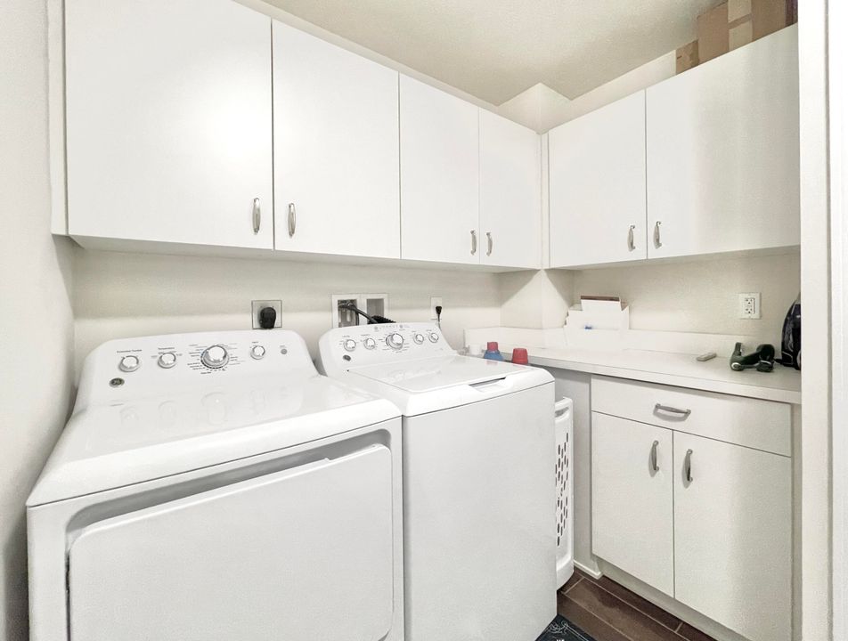 Active With Contract: $5,700 (3 beds, 3 baths, 1945 Square Feet)
