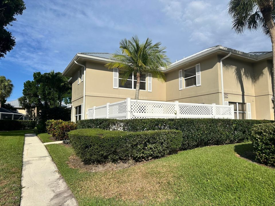 Recently Sold: $335,000 (2 beds, 2 baths, 1374 Square Feet)