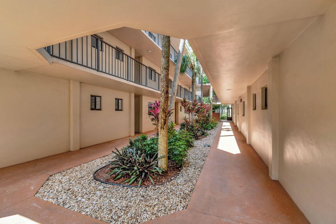 Active With Contract: $280,000 (2 beds, 2 baths, 930 Square Feet)