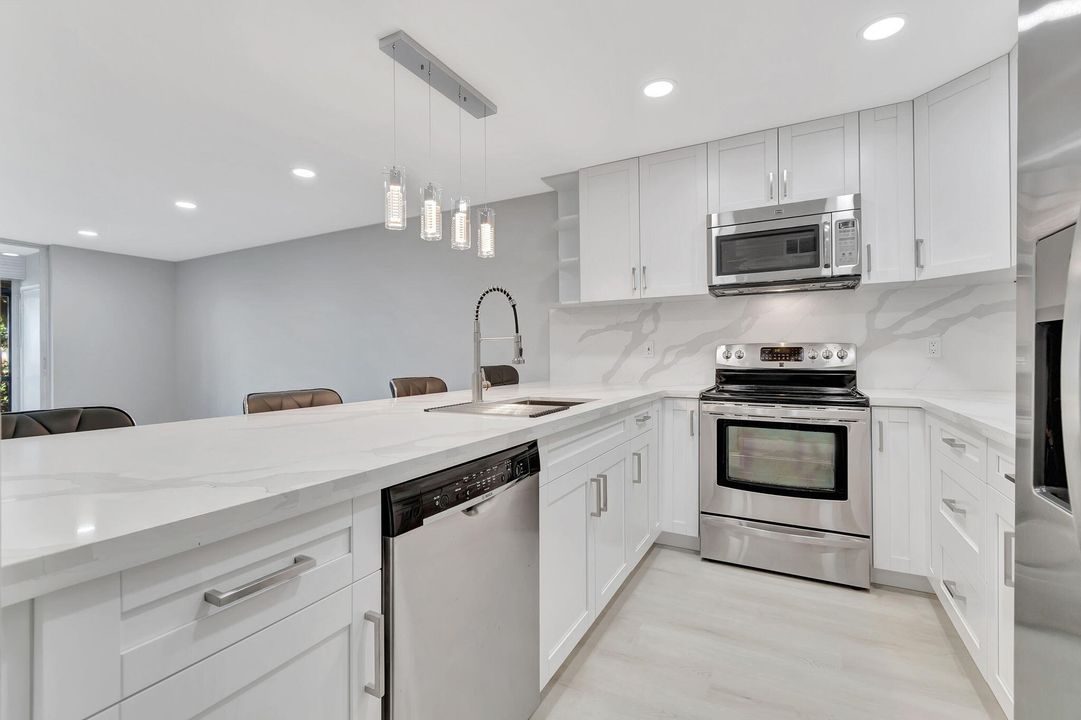 Active With Contract: $280,000 (2 beds, 2 baths, 930 Square Feet)