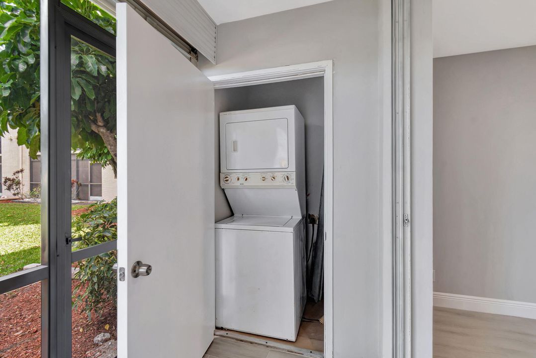 Active With Contract: $280,000 (2 beds, 2 baths, 930 Square Feet)