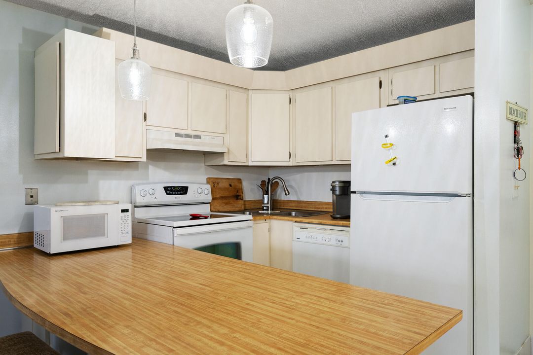 For Sale: $229,900 (1 beds, 1 baths, 689 Square Feet)