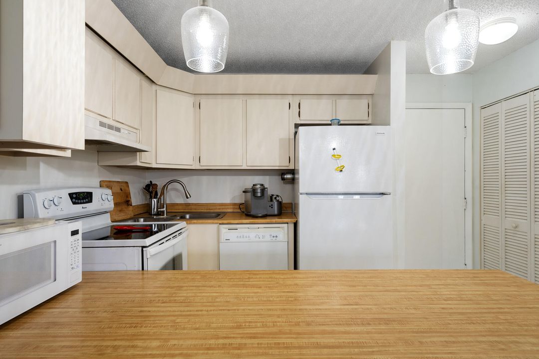For Sale: $229,900 (1 beds, 1 baths, 689 Square Feet)