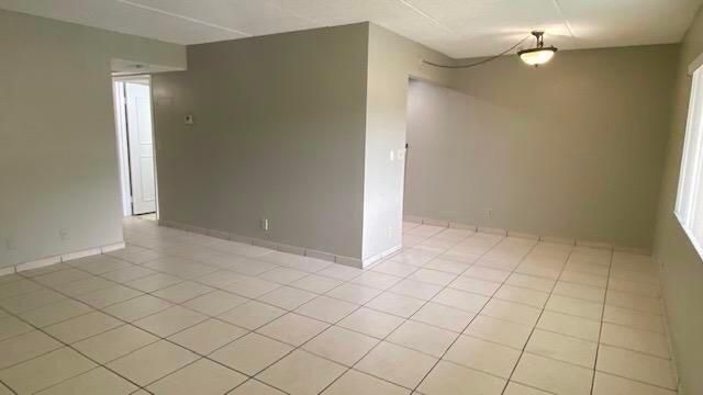 For Rent: $1,950 (2 beds, 1 baths, 880 Square Feet)