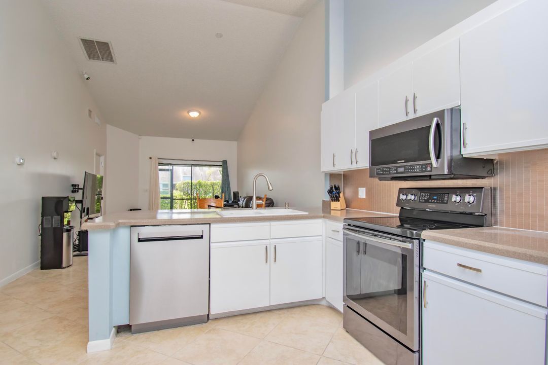 For Sale: $280,000 (2 beds, 2 baths, 937 Square Feet)