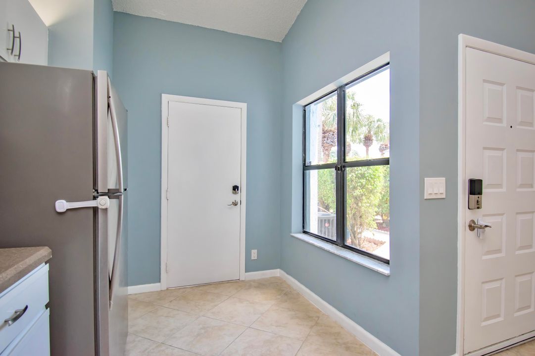 For Sale: $280,000 (2 beds, 2 baths, 937 Square Feet)