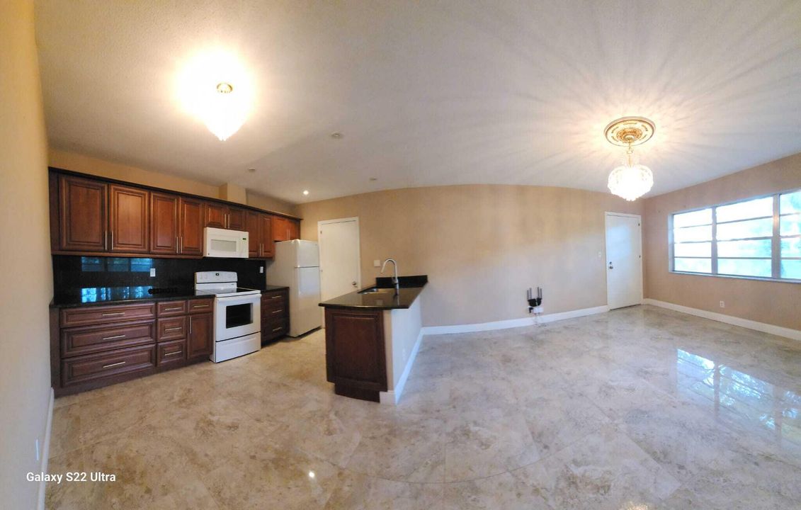 For Sale: $189,000 (2 beds, 1 baths, 826 Square Feet)