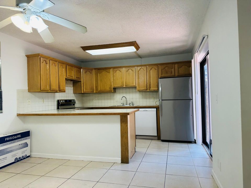 For Rent: $2,500 (2 beds, 2 baths, 1328 Square Feet)