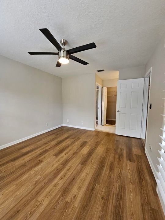 Active With Contract: $2,550 (2 beds, 2 baths, 920 Square Feet)