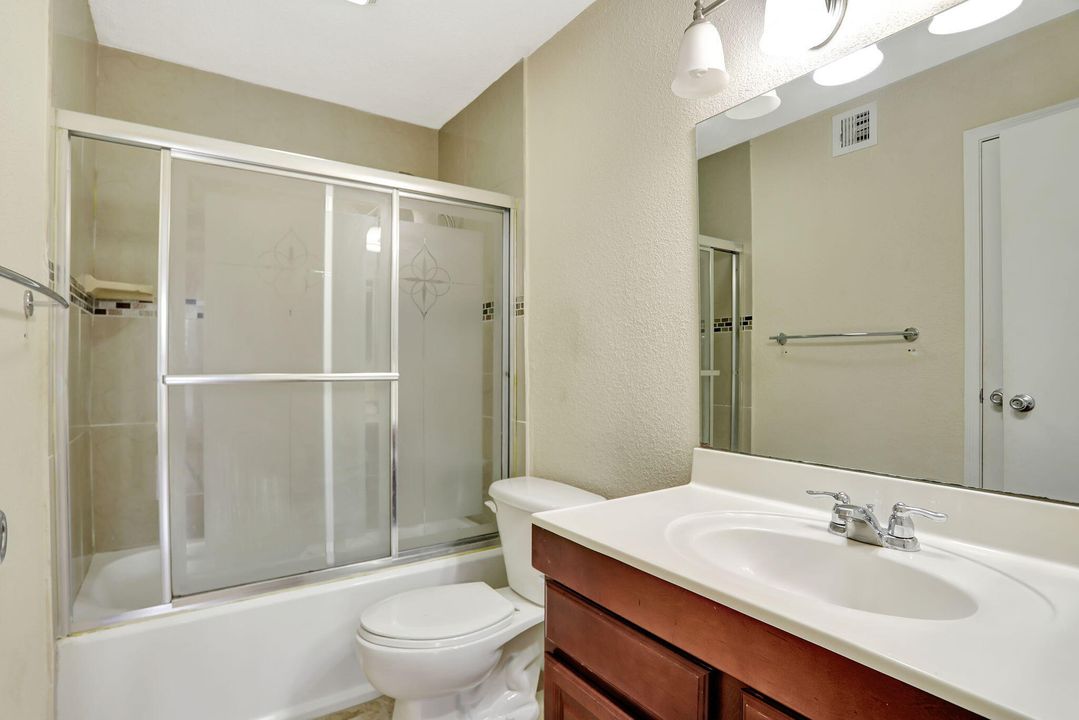 Active With Contract: $229,000 (2 beds, 2 baths, 1000 Square Feet)