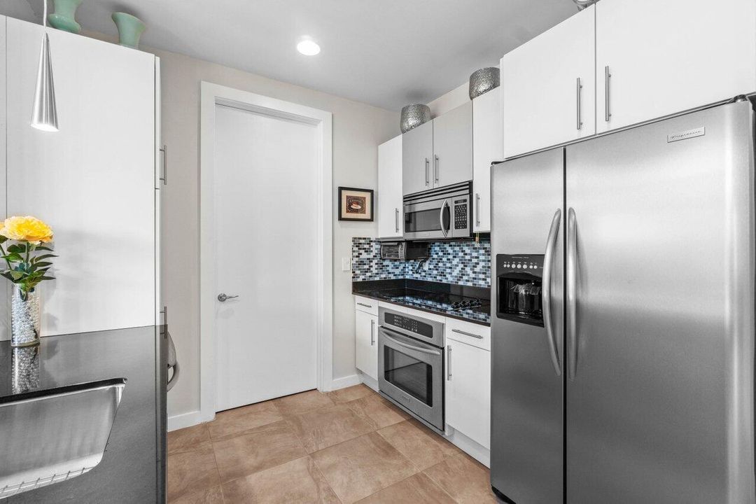 For Sale: $684,900 (1 beds, 1 baths, 953 Square Feet)