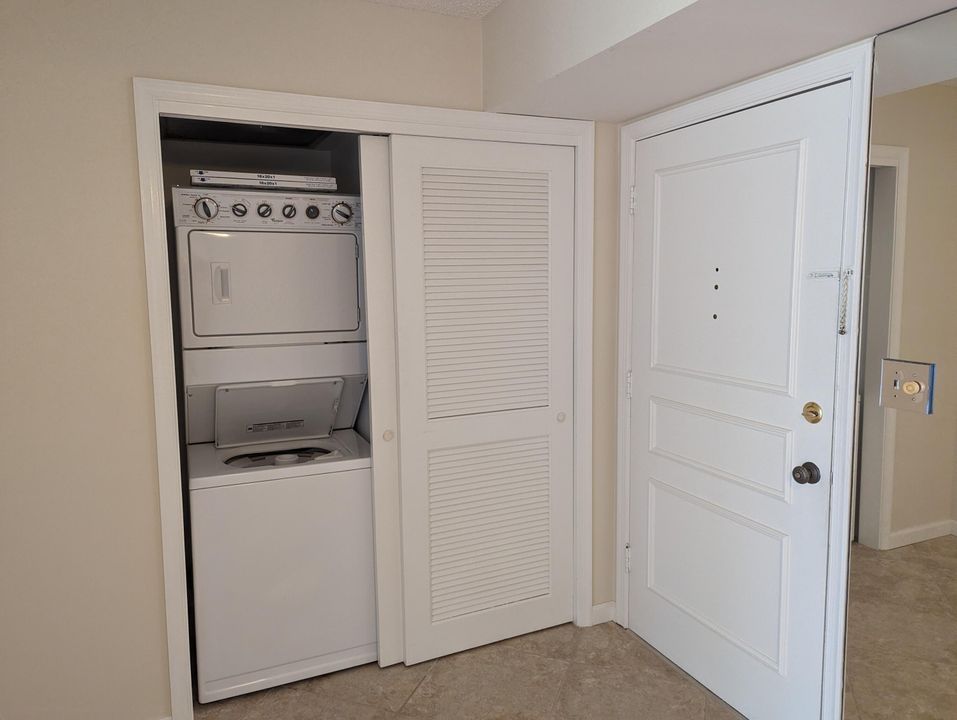 Active With Contract: $2,800 (2 beds, 2 baths, 1240 Square Feet)