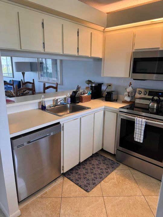 Active With Contract: $2,100 (2 beds, 2 baths, 1056 Square Feet)