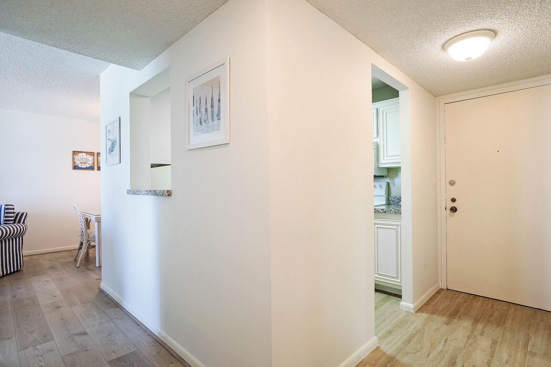 For Sale: $400,000 (2 beds, 2 baths, 947 Square Feet)
