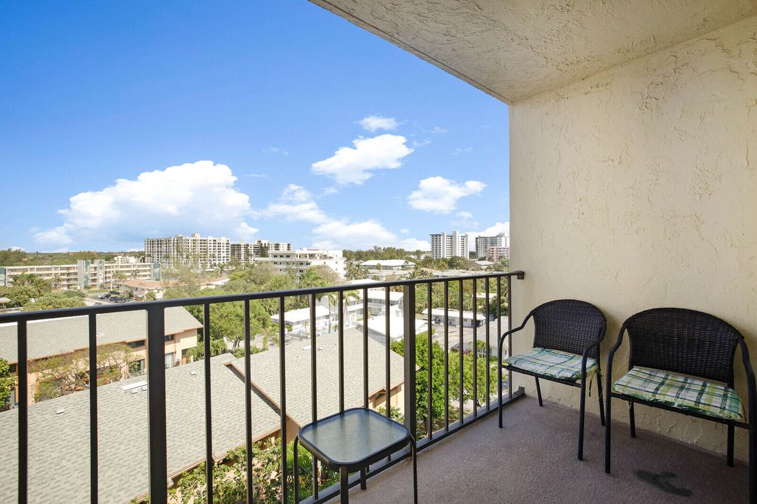 For Sale: $365,000 (2 beds, 2 baths, 947 Square Feet)
