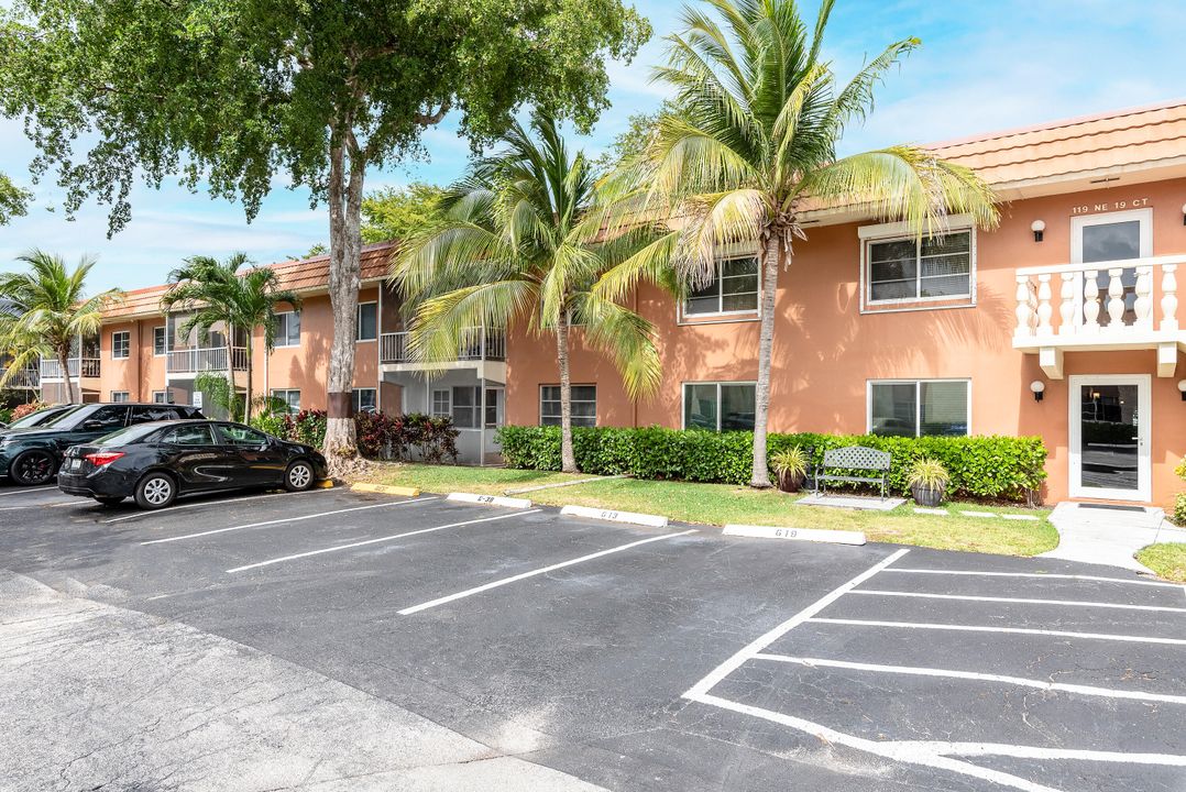 Active With Contract: $224,900 (1 beds, 1 baths, 750 Square Feet)