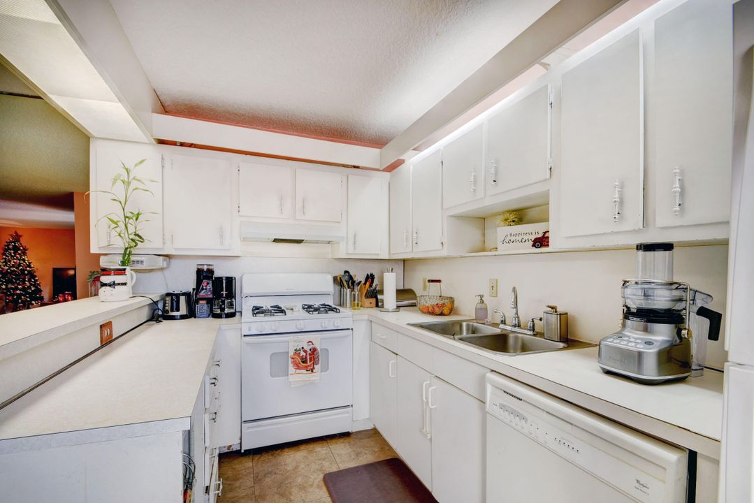 For Sale: $319,900 (2 beds, 2 baths, 1328 Square Feet)